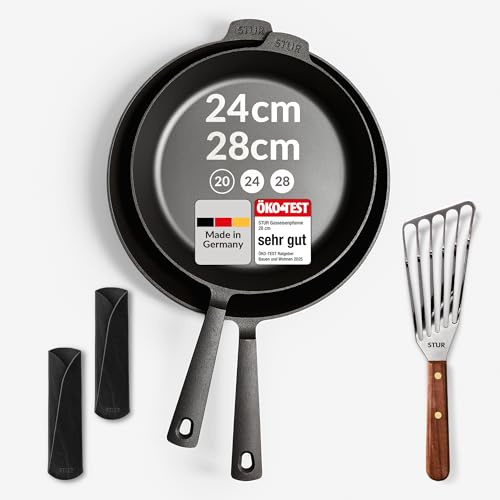 STUR - ORIGINAL PREMIUM-Set Gusseisenpfanne Induktion 24cm & 28cm inkl. 2x Echtleder Griffschutz, Pfannenwender - Cast Iron Pan Set für alle Herdarten, Kratzfeste Pfanne Gusseisen mit PREMIUM Zubehör | Cast Iron Pan Set, Echtleder, kratzfest, natürliche Antihaft-Beschichtung, schadstofffrei, alle Herdarten, Made in Germany