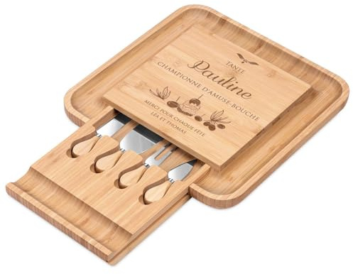MAVERTON Planche à Fromage avec Gravure + Set de 4 Accessoires | Plateau en Bois gravé, 34x34cm, Cadeau d’Anniversaire, Accessoires pour Femme, Amuse-Bouche