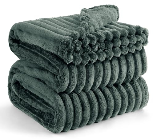 Bedsure Coperta Pile Divano Letto - Coperta Morbida Calda a Coste, Plaid Spessa per Soggiorno e Camera, Coperta Pile Invernale, Copridivano, XXL 220x240 cm, Verde Scuro