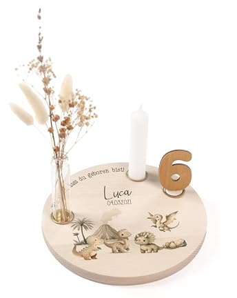Nord-Kind® Geburtstagsteller personalisiert – Dinowelt 1 | Personalisiert aus Buchenholz, inkl. Kerze, Vase, Zahlen und Haltern; 20 cm.