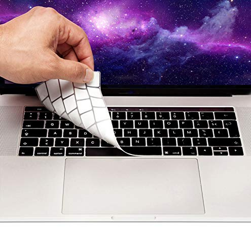MyGadget Protection Clavier AZERTY pour Apple MacBook Pro 13 Pouces & 15 Touchbar - Protège Touches en Silicone Flexible - Tapis Ultra Fin en Noir