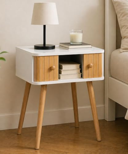 SUMGAR Nachttisch Weiß Holz Nachtschrank mit Bambus-Rolltür Beistelltisch | Nachtkästchen mit Massivholzbeinen und seitlichen Schiebetüren, Bedside Table für Schlafzimmer und Wohnzimmer, 46,5 cm hoch