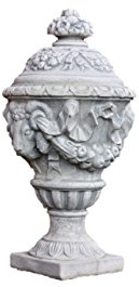 Amphore mit Deckel und Widderköpfen, Urne, aus Steinguss, Frostfest