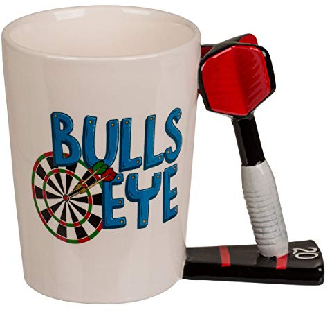 Darts Tasse „Bullseye“ – originelle Kaffeetasse mit Dartpfeil-Griff | Geschenkidee für Dartspieler & Fans | Keramik Becher für Kaffee & Tee