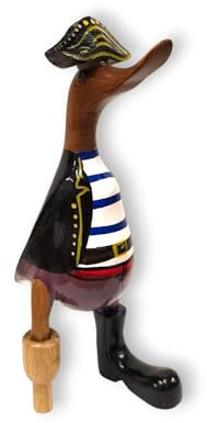 Kinaree Deko Ente Pirat aus Holz – handbemalte Maritime Holzfigur aus Suar & Bambus – Maritime Dekofigur im Piratenlook – Handarbeit – Geschenkidee für Abenteurer (Klein)
