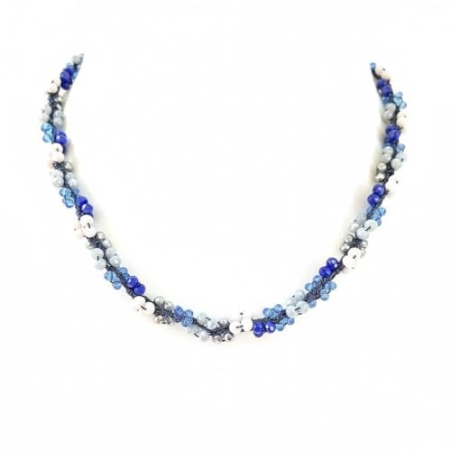 Collana girocollo artigianale fatta a mano, lavorata all'uncinetto con filato prezioso e cristalli in vetro azzurri, argento e panna, asola con bottone – Gioiello elegante. Pezzo unico.