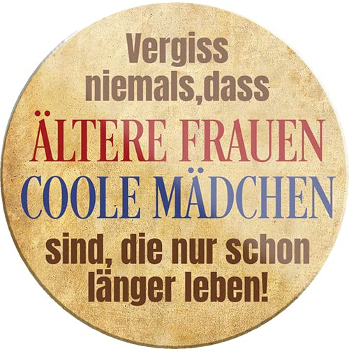 schilderkreis24 – Lustiger Spruch “Vergiss Niemals DASS ältere Frauen..“ Magnet Deko Kühlschrankmagnet Pension Geschenkidee Großeltern Rentner Senioren Oma Opa Enkelkinder 8x8 cm