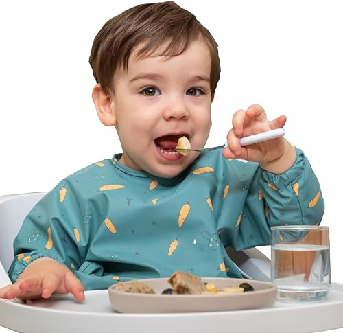 TINY WOLFIE - Babero impermeable con mangas para bebé. Ideal BLW. Tacto Suave y Agradable. Manga larga. Para niños y niñas de 6 a 36 meses. Fácil limpieza en lavadora (Verde - Conejos & Zanahorias)