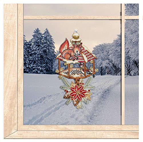 Fensterbild Eichhörnchen auf Vogelhaus BxH19x35 cm inkl. Saugnapf | atelier alles-Spitze Winterliche Fenster-Dekoration aus Vogtländischer Luft-Spitze, Wiederverwendbar