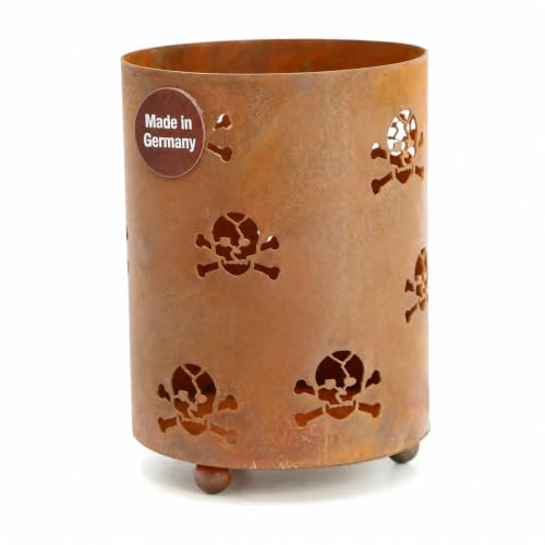 Rostikal Windlicht Outdoor mit Totenkopf Motiv, Metall Deko Laterne mit Edelrost-Patina, Gartendeko Rost für draußen und drinnen, Ø 12 cm, Höhe 15 cm, stabil auf 3 Kugelfüßen, Handmade in Germany