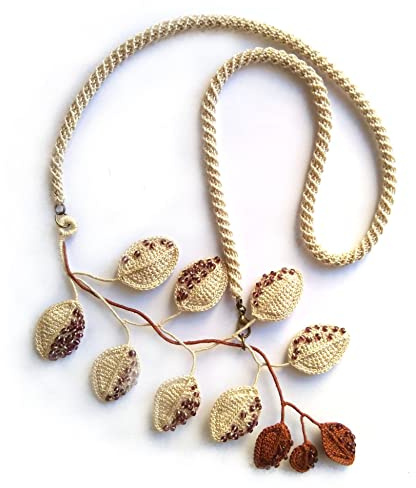 collana foglie all'uncinetto, collana ricamata con perline