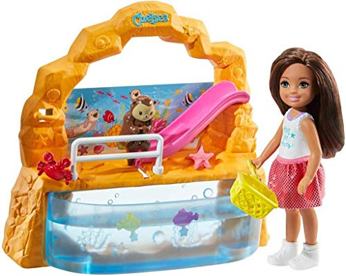Barbie GHV75 - Club Chelsea Aquarium Spielset mit Puppe (brünett) und Zubehör, Spielzeug ab 3 Jahren