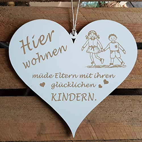 Schild Herz Hier wohnen müde Eltern mit ihren glücklichen Kindern