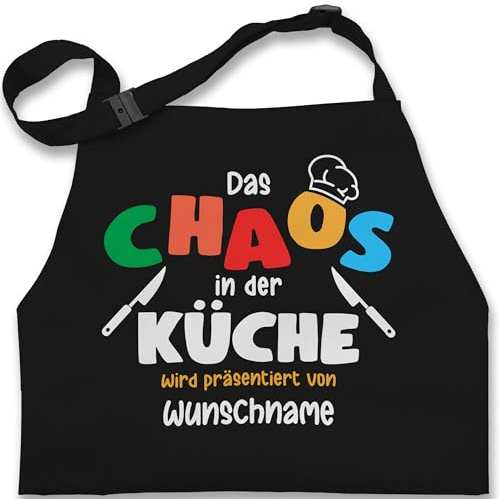 Geschenk mit Namen personalisiert by Shirtracer - Kinderschürze Kinder Jungen Mädchen - Kochschürze - Das Chaos in der Küche wird präsentiert von Name Küchenschürze lustig Hobbykoch Geschenk
