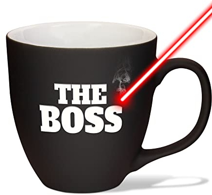 XXL Jumbotasse graviert mit Spruch - THE BOSS - Hochwertige Porzellan-Tasse mit Gravur, Soft Touch Oberfläche matt, Geschenke für Chef Geburtstag Weihnachten | Diamond Black, 400 ml