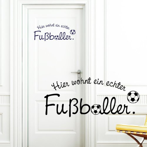 Wandtattoo Loft Türaufkleber „Hier wohnt EIN echter Fußballer“ in schwarz, 20 cm hoch x 48 cm breit, toller Wandaufkleber für das Kinderzimmer Wandsticker Aufkleber Fußball