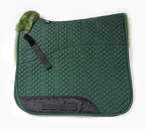 Engel Reitsport | SCHABRA1-D-GRU-GRU | Schabracke | Steppstoff | Lammfell im Sattelbereich | Half Lined | Fellkranz vorne | Dressur | Stoff grün Fell grün