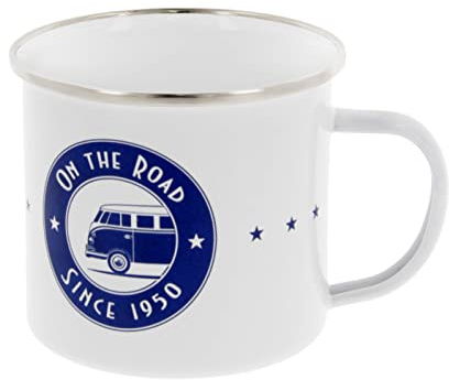 BRISA VW Collection - Volkswagen Große Emaille Kaffee-Tee-Tasse-Becher-Haferl für Camping & Outdoor T1 Bus (500 ml/On the Road/Weiß) | Volkswagen Teetasse mit Henkel, Geschenkkarton Retro Vintage Küche Camping Robust, Emailliertes Stahlblech, On the Road/Weiß
