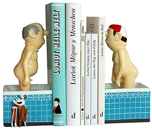 Loriot Buchstütze (8,5 x 7,5 cm) ++ Motiv: ''Herren im Bad'' ++ Der Spaß für die ganze Familie, das in jedes Spieleregal gehört – für Loriot-Fans und solche, die es werden möchten. Es ist handlich verpackt und somit auch für das Spielen unterwegs, auf Reisen und Ausflügen, geeignet.