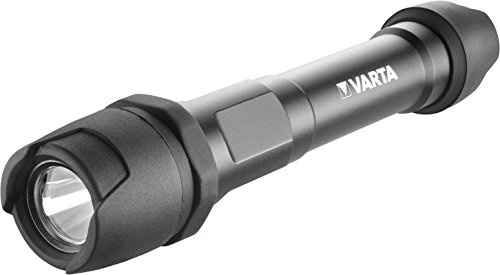 Varta 18702 Torcia LED a Mano Indestructible Flashlight, 3 pile Mezzatorcia C Longlife Power incl, 3 Watt, 230 lumen, corpo alluminio resistente a urti, cadute 9mt, acqua IPX4, per attività Outdoor e Professionali