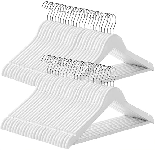 SONGMICS Percha de Madera Maciza, Juego de 50, con Ranuras para Hombros, Barra Antideslizante para Pantalones, Gancho Giratorio de 360°, para Trajes, Camisas, Abrigos, Blanco y Plata CRW03W-50