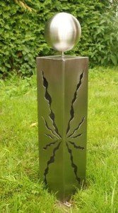 Gartendekoshop24 – Gartendeko Edelstahl Säule, 60 cm, mit gebürsteter Edelstahlkugel. Moderne Säule aus Edelstahl, handgemacht, mit Rissen. Moderne Edelstahlsäule, für den Garten.