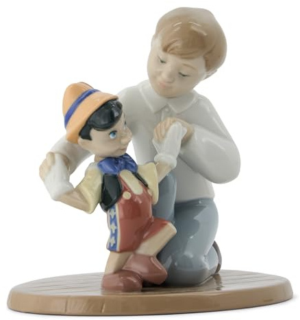 NAO Die Ersten Schritte von Pinocchio. Dekofigur aus Porzellan eines Jungen mit Pinocchio in Glänzender Ausführung. Disney Kinderskulptur zur Feier der Magie der Kindheit