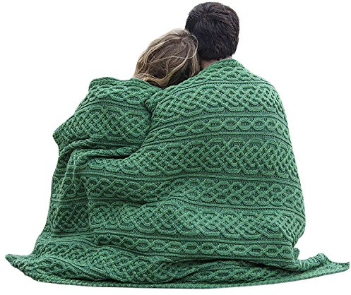 Carraig Donn Irische keltische Wolldecke Aran (Connemara grün)