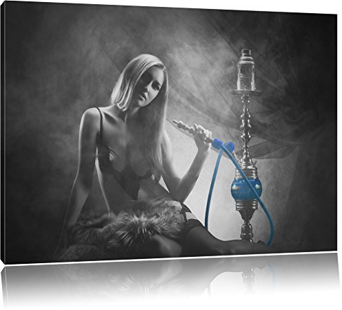 Pixxprint Frau neben Shisha B&W, Größe: 100x70cm, Leinwandbild, fertig gespannt, Wandbild, Dekoration, Kunstdruck, kein Poster
