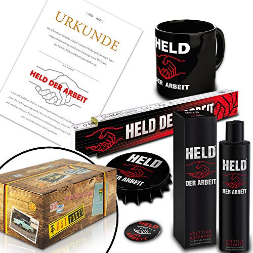 Held der Arbeit - 6-teiliges Geschenkset mit Tasse & Duschbad DDR Retro | DDR Traditionsprodukte inklusive Zollstock, Urkunde, Button und Flaschenöffner. Perfekt als Geburtstagsgeschenk für Männer.