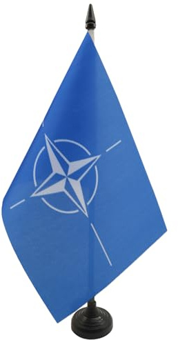AZ FLAG Drapeau de Table OTAN 21x14 cm Polyester 100D Socle Plastique | Usage intérieur Drapeau de bureau de l'OTAN finition cousue et bords renforcés avec mât en plastique et socle en plastique