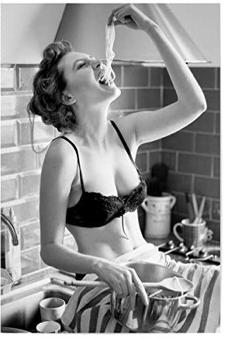 artboxONE Poster 90x60 cm Essen & Trinken Spaghetti Lover hochwertiger Design Kunstdruck - Bild Woman Essen Female