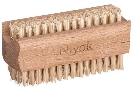 Niyok Nagelbürste aus FSC®-zertifiziertem Buchenholz mit Naturborsten | Doppelseitige Hand- und Nagelbürste mit Naturborsten, Made in Germany