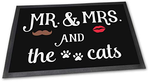PfotenSchild Fußmatte mit lustigem Spruch - Mr & Mrs and the Cats - 60 x 40 cm - mehr Katzen - Witzige Geschenkidee für Freunde mit Katzen