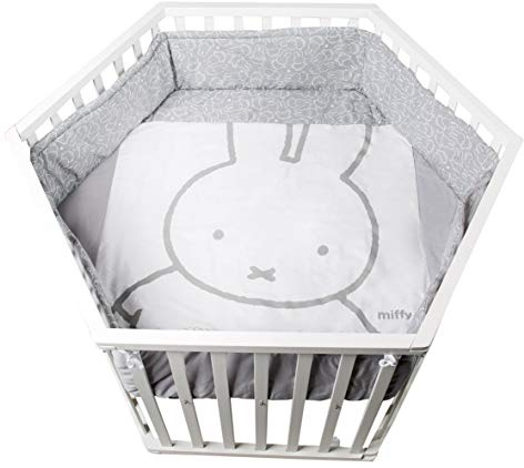 roba Laufgitter „miffy“, Laufstall 6-eckig, 3-fach höhenverstellbar, sicheres Spielgitter inkl. Schutzeinlage & Bremsrollen, Baby-Krabbelgitter, Holz weiß