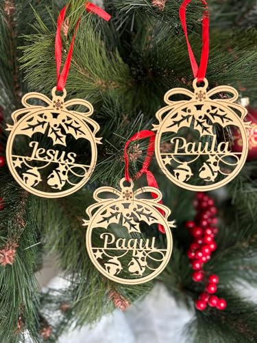 C&P Bola de Navidad Personalizada con Nombre de Madera Muérdago. Regalo Original Personalizado con Nombre. Adorno árbol de Navidad.Cordel de Raso Rojo Incluido (Pack 3)