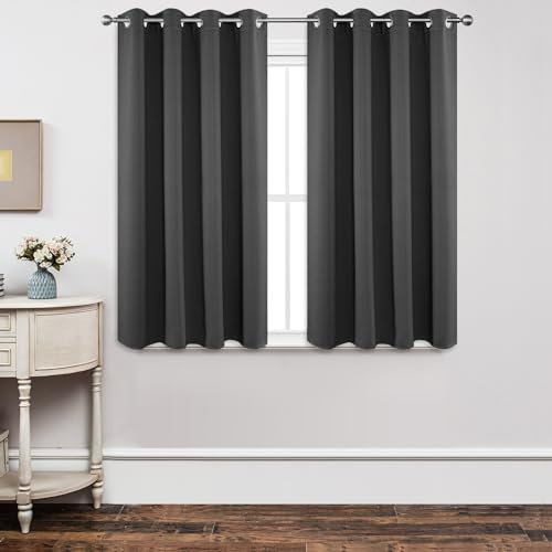 Joydeco Rideau Occultant 2 Pièces, Rideau Thermique Isolant Anti Chaleur Tenture Opaque à Oeillets Isolation Lumiere Anti UV Decoration Chambre Maison Salon Intérieurs (2xL117xH137, Gris Foncé)