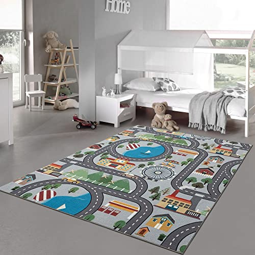 Teppich-Traum Kinderteppich Stadtlandschaft Straßen Grau 140x200 cm | Rutschfest, strapazierfähig, allergikerfreundlich und hautsympathisch, mit Straßen, Häusern, Bergen, Seen und Karussell