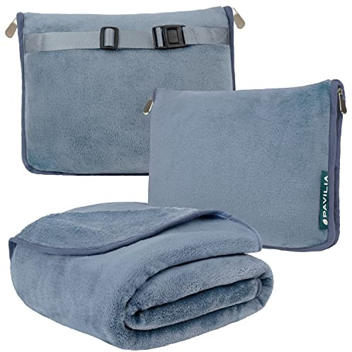 PAVILIA Reisedecke/Kissen, Flugzeugdecke, 2-in-1 Kombi-Set, Faltbare Decke fürs Flugzeug, Reise-Essential fürs Auto, Geschenkidee für Reisende mit Gurt für Gepäck/Rucksack, 152 x 109 cm, Schieferblau