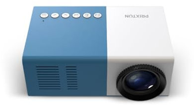 PRIXTON Proyector Mini Portátil Cinema Mini con 900 Lúmenes, QVGA Compatible con Full HD, Conexión HDMI, USB, MicroSD, Aux in, AV in, Altavoces Integrados, Mando a Distancia, Color Azul