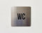 Pandiui23 | Señal Adhesiva aluminio, Señal Adhesiva WC, Cartel adhesivo WC - Grosor 0.6 mm - Diámetro Ø 100 mm - Aluminio (Señal Baño)