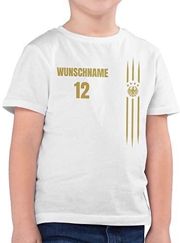 Geschenk mit Namen personalisiert by Shirtracer - Kinder T-Shirt Jungen - 2026 Fussball WM Fanartikel - Deutschland Name und Nummer