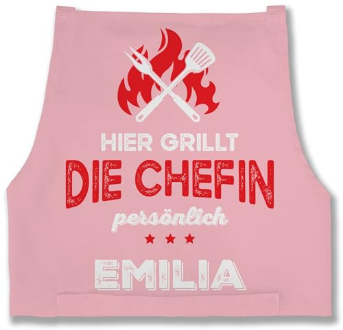Geschenk mit Namen personalisiert by Shirtracer - Schürze - Grillschürze Damen - Hier grillt die Chefin persönlich mit Name I Lustig Grillen Frauen I Geschenk Grillen personalisiert