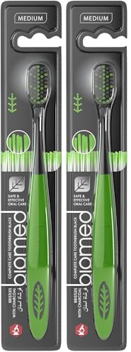 Biomed Cepillo de dientes de carbón negro | Cerdas medianas con puntas redondeadas, sin BPA | para blanquear | Colores Surtidos (Negro/Verde o Negro/Azul) (Paquete de 2)