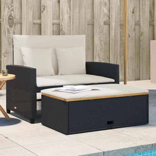 QJBSAVVA 2-Sitzer Gartensofa Schwarz Poly Rattan mit Hocker 115x75 cm Sofabett für Balkon oder Terrasse Modernes Lounge Set mit Stauraum und abnehmbaren Cremeweißen Kissen für kleine Outdoor Sitzecke