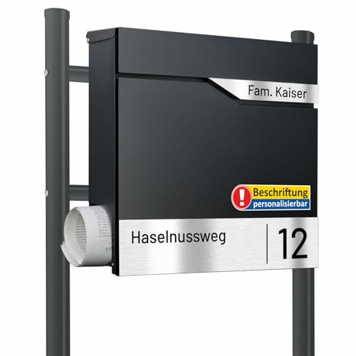 AL Briefkastensysteme Laser-Line Standbriefkasten personalisiert mit Name & Hausnummer in RAL 7016 Anthrazitgrau – Briefkasten mit Gravur freistehend mit Ständer und Zeitungsrolle DIN A4