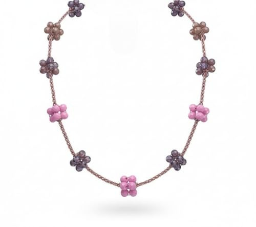 Collana artigianale fatta a mano, lavorata all'uncinetto con filato prezioso Lurex e cristalli in vetro Boemia viola, lilla e rosa, chiusura con bottone a cristallo – Gioiello elegante. Pezzo unico.