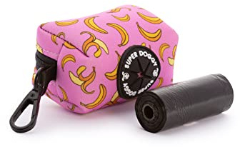 SUPER DOGGY Distributeur de sacs à crottes pour chiens - Porte-sac à crottes avec motifs amusants - Sacs à crottes pour chiens - Rouleau de sacs inclus (Pink Bananas)
