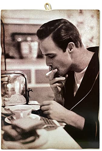 KUSTOM ART Bild im Vintage-Stil Berühmte Schauspieler & Kaffee Marlon Brando im Film At Home Druck auf Holz 25x18 cm. Für Bars, Restaurants, Eisdielen, Pizzerien