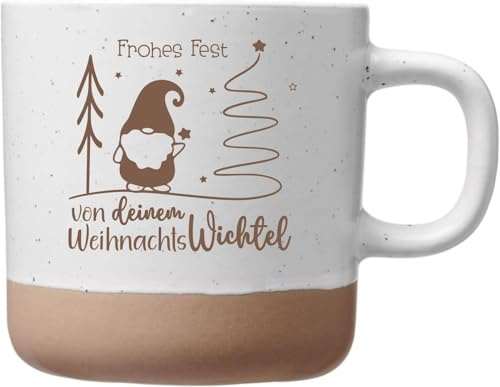 Wichtel Tasse 360 ml aus Keramik – Frohes Fest vom Weihnachtswichtel – liebevolles Wichtelgeschenk zu Weihnachten, Nikolaus oder Advent – 12 süße Wichtel Motive – Geschenkidee für Freunde (Weiß)